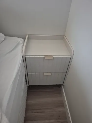 Duas mesas de cabeceira, comprei e ficou grande
