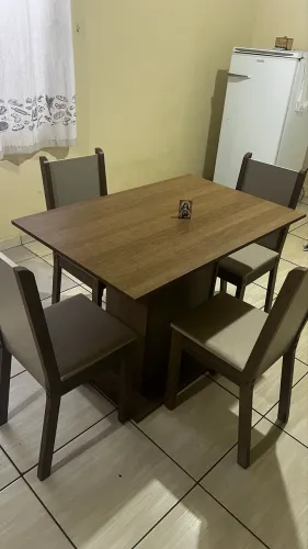 Vendo mesa C/ 4 Cadeiras