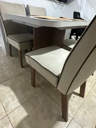 Mesa de Jantar com 04 cadeiras