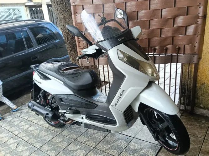 Dafra City com 300i. Pouco rodada e com pequenos detalhes