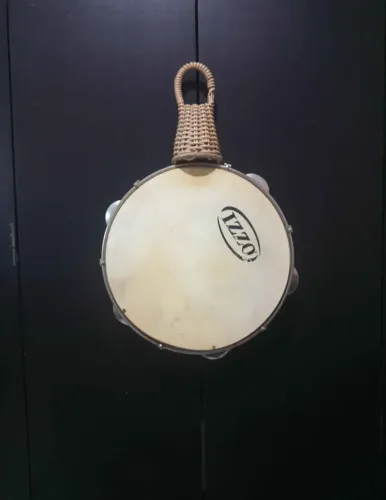 Pandeiro de couro Izzo e caxixi