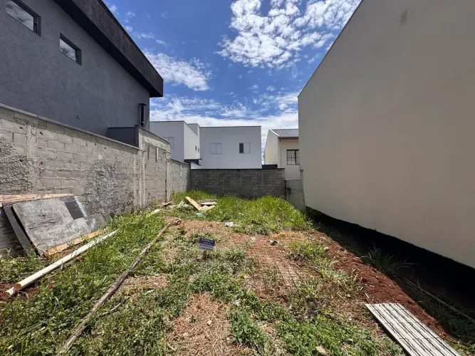 Terreno á venda no condomínio Recanto Tropical em Taubaté.