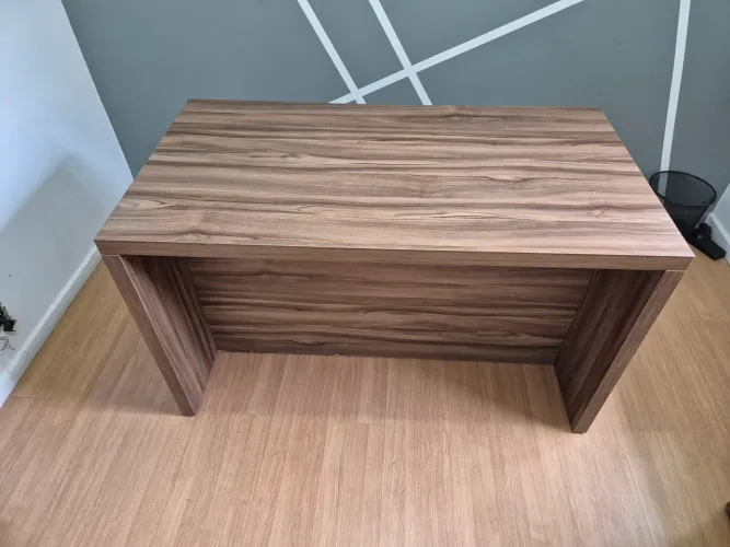 Mesa de escritório de madeira com gavetas