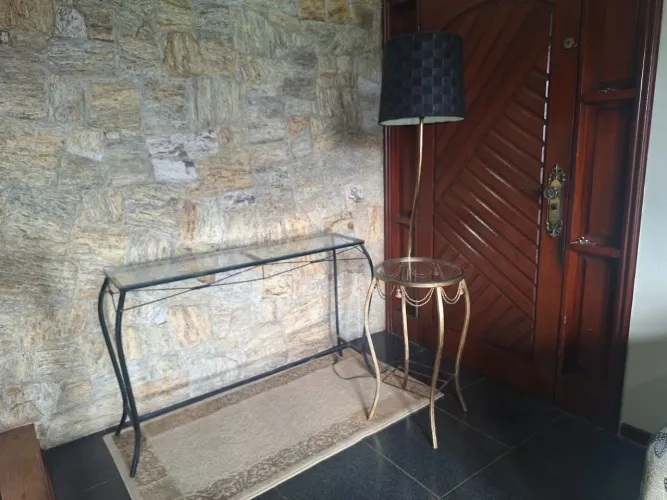 Aparador e mesa de canto