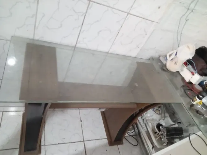 VENDO UMA SAPATEIRA E UM CENTRO DE VIDRO OS 2 SO HJ
