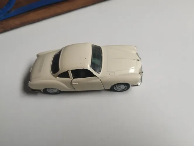 Carro Karmann Ghia ferro