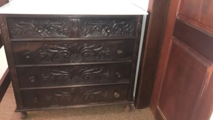 Cômoda Antiga Entalhada em Madeira Maciça com Tampo em Mármore (Estilo Colonial)