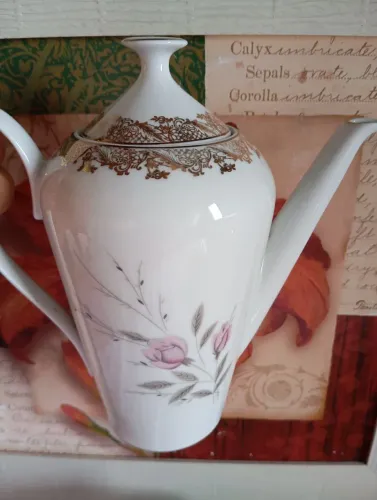 Vendo duas xícaras de chá em porcelana com detalhe e um bule grande