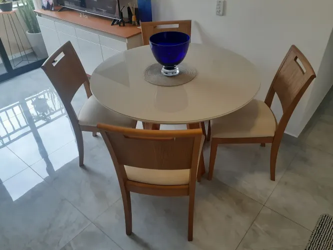 Mesa laqueada de vidro + cadeiras madeira com estofado.