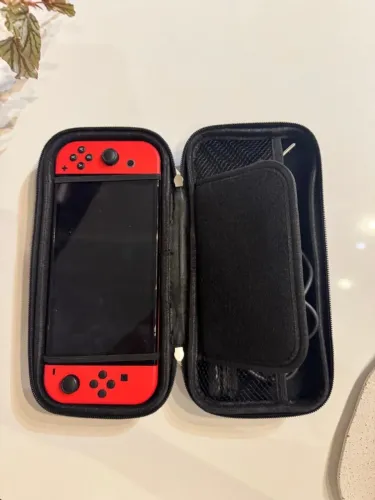 Nintendo Switch OLED DESBLOQUEADO Vermelho/Azul + Estojo + Suporte + Carregador + Grips