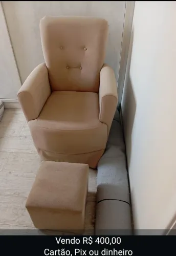 Vendo cadeira de amamentação de balanço com puff