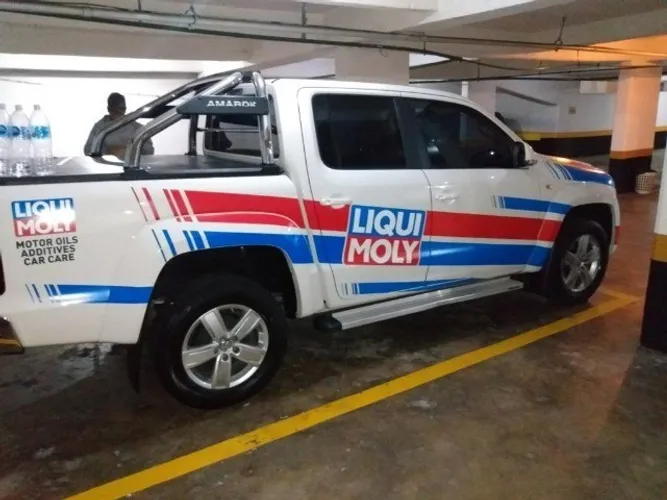 Adesivo em carro