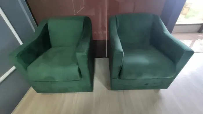 Cadeiras de apoio em camurça na cor verde bandeira.