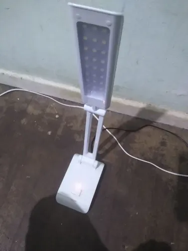 Luminária de mesa LED branca - ideal para estudo!