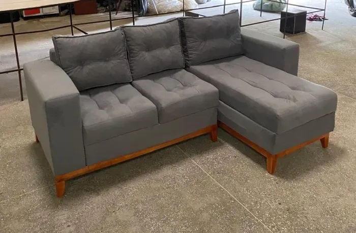 Sofá 2 lugares com pe de madeira chaise frete grátis R$ 1.399,99 A Vista 