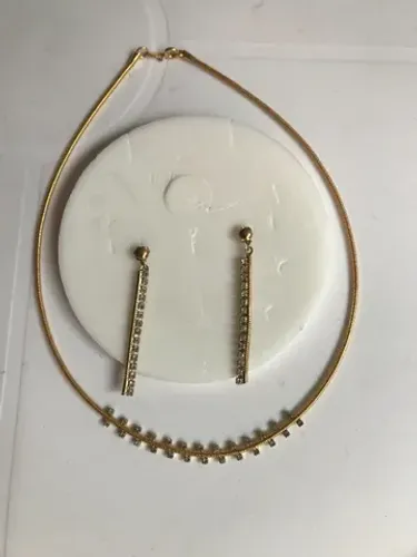 Conjunto de gargantilha e brincos.