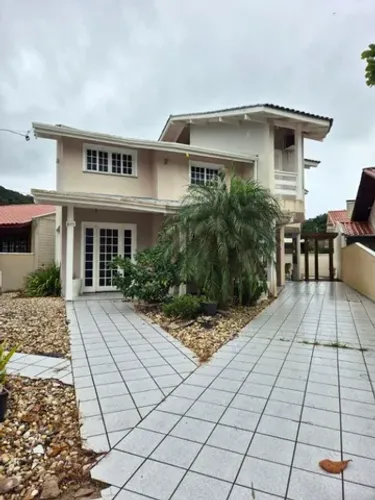 Casa sobrado à venda e locação em Morrinhos, Bombinhas: 3 dormitórios, 2 banheiros, garage