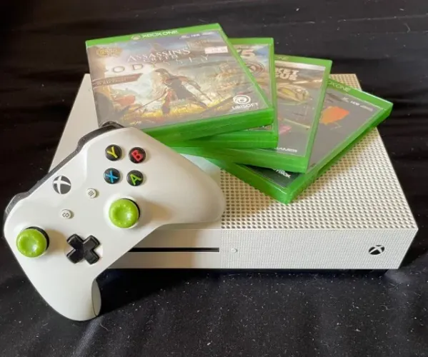 Xbox One S 1TB + 2 controles e 4 jogos