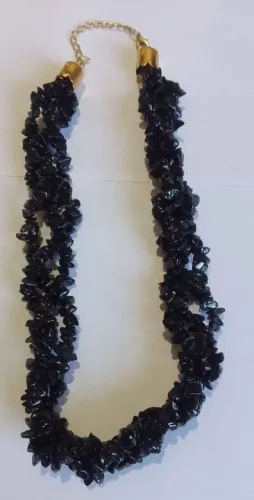 Colar de pedras cascalho preto, com presilha dourada