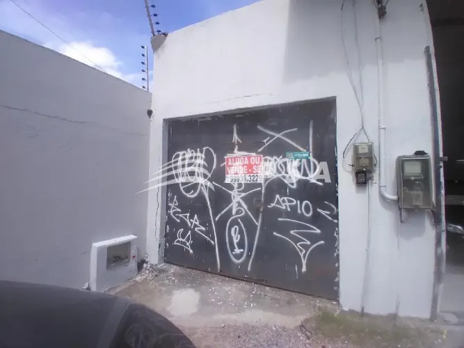 CASA COM SALA TÉRREO, 02 QUARTOS SENDO 02 SUÍTES, COZINHA GARAGEM EM ÓTIMA LOCALIZAÇÃO .