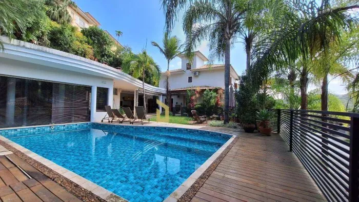 Casa à venda | Condomínio fechado | Lazer e privacidade | 4 suítes | Piscina | 6 vagas | J