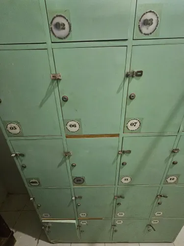 Dois Armários Roupeiros de Madeira (Usado)