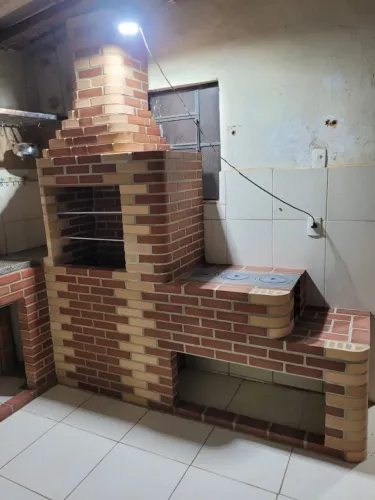 Churrasqueira fogão e bancada tijolo vermelho com a ponta clara