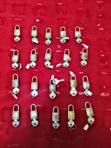 Lote com 20 cadeados Gold G20
