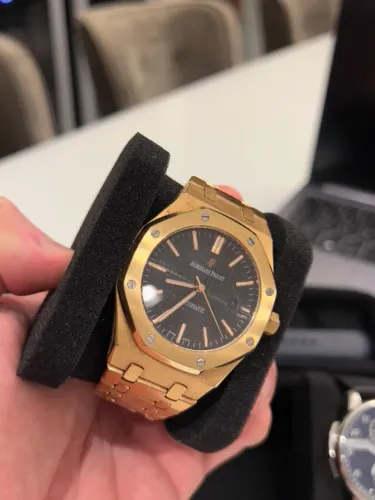 Relógio masculino automático dourado fundo preto AP Royal Oak