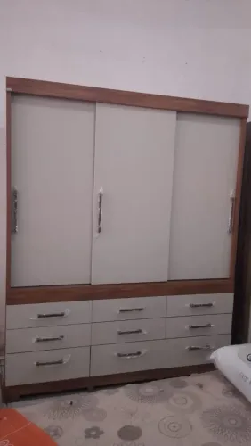 Guarda-Roupa com 3 Portas de Correr e 9 Gavetas