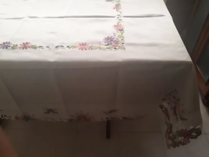 Toalha de mesa bordada para 6 cadeiras retangular