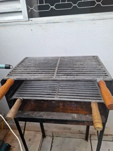 Vendo churrasqueira pouco uso 