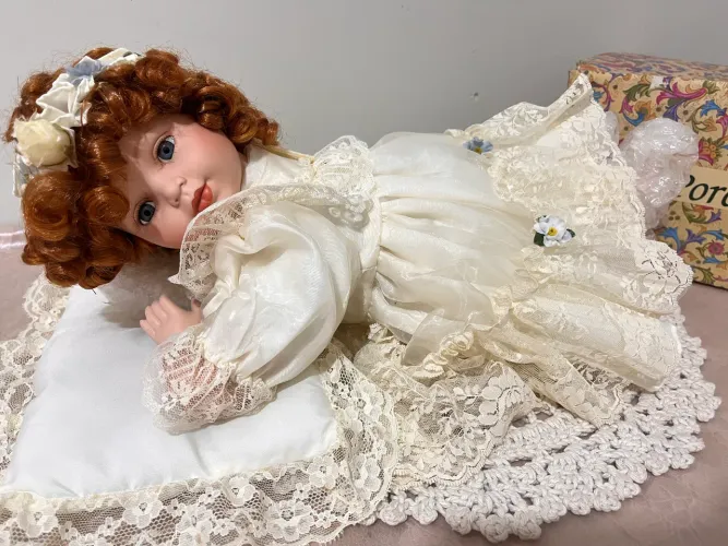 Boneca de porcelana deitada 40cm.
