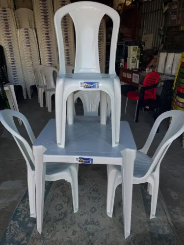Conjunto de Mesa e Cadeiras de Plástico Branco