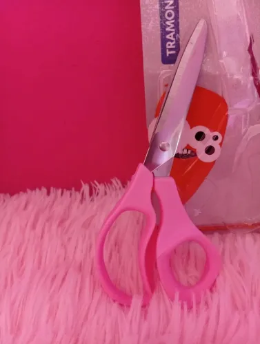Tesoura para pessoa canhota 