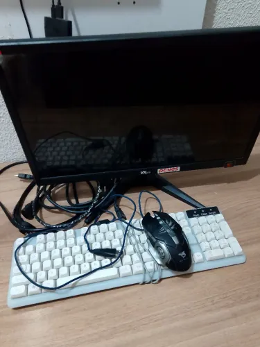 Monitor 75hz, teclado mecânico(semi-novo), mouse(semi novo) 