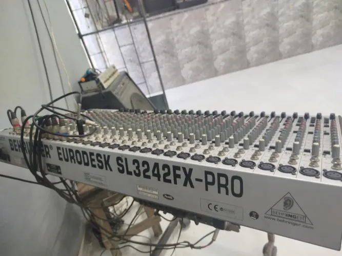 Mesa de Som Behringer Eurodesk SL3242FX-PRO