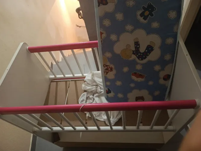 Mini Berço Infantil Branco e itens de bebê,  não é apenas o berço vai bastante coisas.