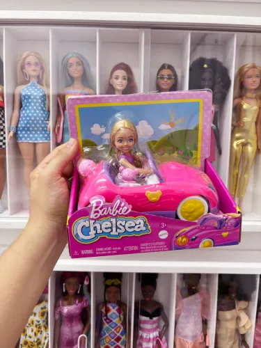 Barbie Chelsea no carro rosa 