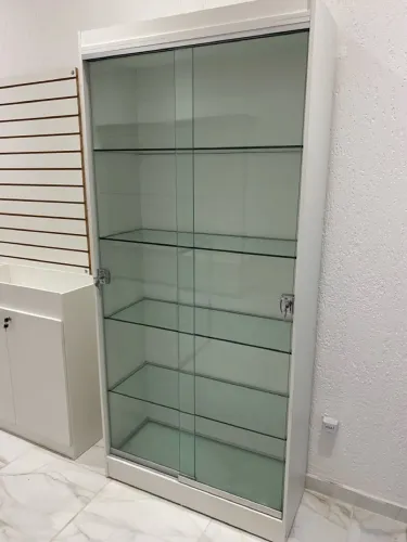 Cristaleira de Vidro com Portas de Correr