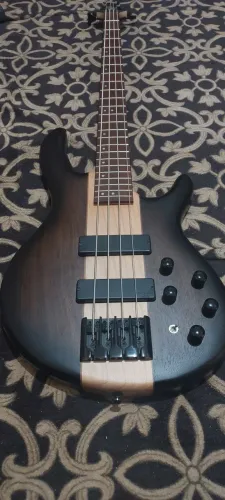 Baixo cort 4 cordas ativo e passivo top