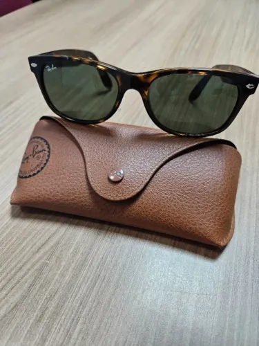 Óculos Rayban, modelo Wayfare, armação marrom, lentes escuras, unissex, importado dos EUA.