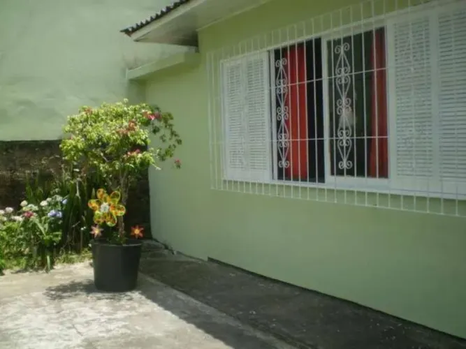Casa à Venda em São José-SC, Bairro Barreiros: 3 Quartos e vista para o Mar, Terreno de Es