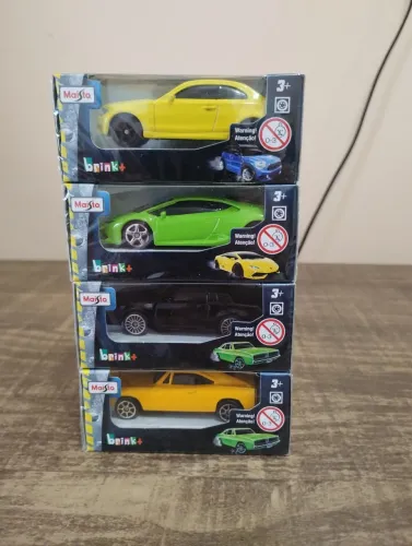 Kit 4 Miniaturas de Ferro Diecast Maisto 1:64 Lacrados