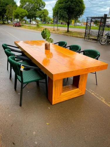 Mesa de Jantar de Madeira Maciça