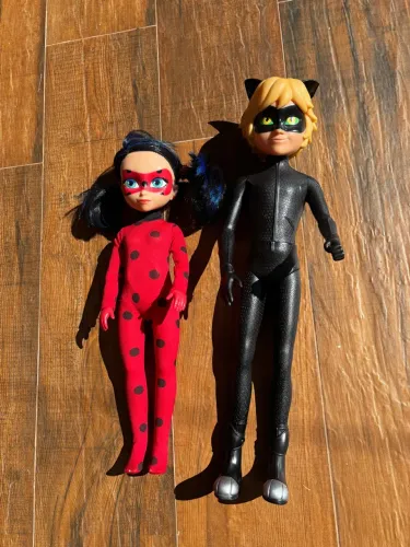 2 Bonecos Miraculous - Cat Noir e Ladybug