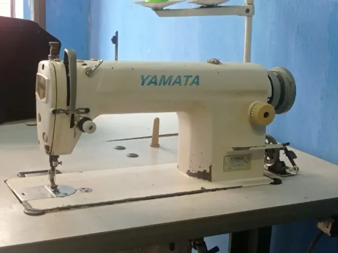 Máquina de Costura Reta Industrial Yamata 