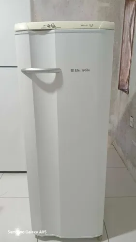Vendo Geladeira em perfeito estado semi nova valor 500 RS