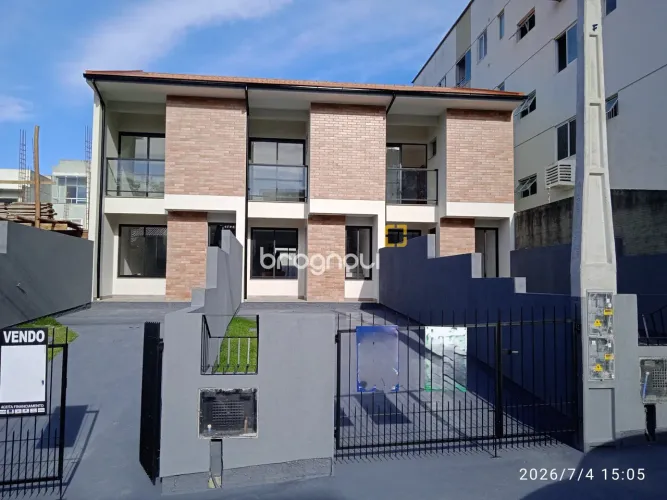 Brognoli Vende Sobrado com 2 quartos sendo 2 suítes no bairro Areias em São José-SC.