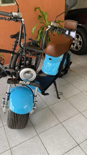 Moto elétrica x13 plus 2026 zero azul bebê e 2 capacetes coquinho e bag nova com isopor